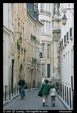 Narrow street. Paris, France