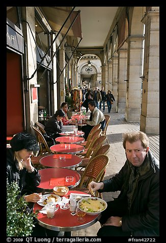 Couple eating at an outdoor table in the Palais Royal arcades. Paris, France
