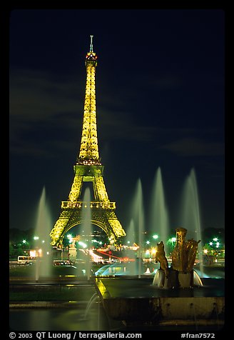 Tour Eiffel (Eiffel Tower) and Fountains on the Palais de Chaillot by night. Paris, France