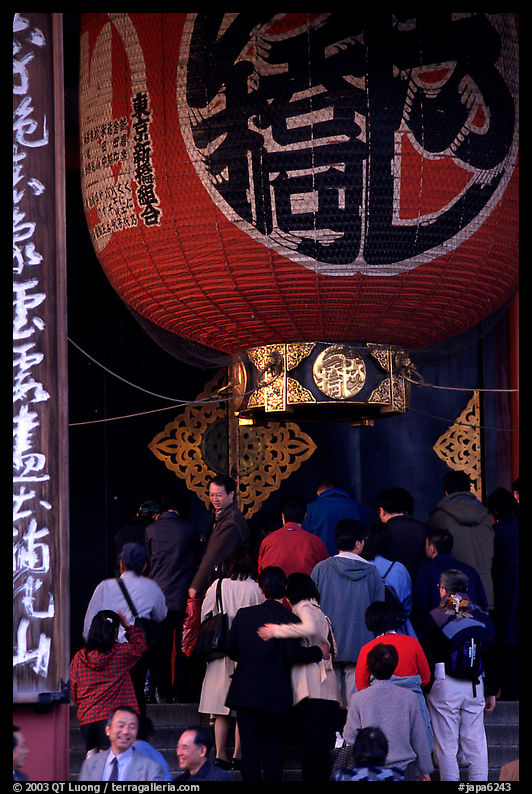 Huge lantern at the entrance of the Senso-ji temple, Asakusa. Tokyo, Japan