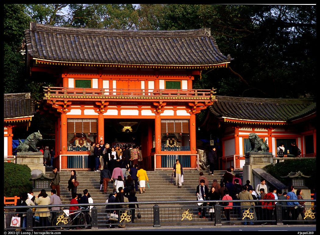 Entrance of the Yasaka-jinja Shrine. Kyoto, Japan