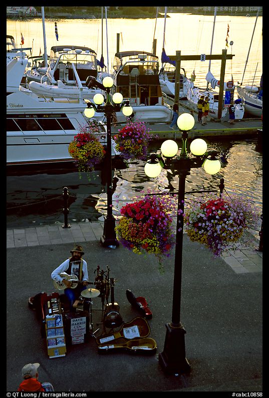 Street performers on the quay of Inner Harbor. Victoria, British Columbia, Canada