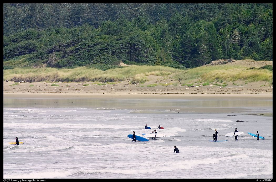 Surfers in Long Beach, the best surfing spot on Canada's west coast. Pacific Rim National Park, Vancouver Island, British Columbia, Canada