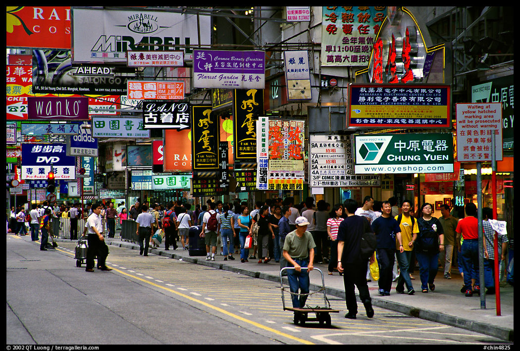 Busy sidewalk, Kowloon. Hong-Kong, China