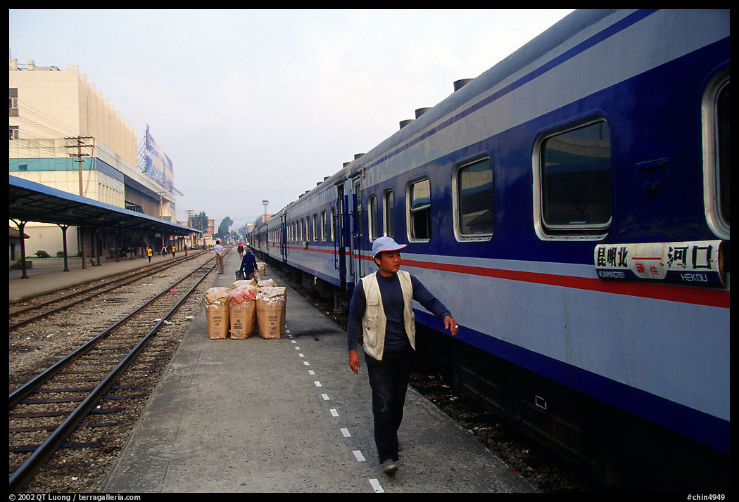 Heikou-Kunming train comming from the Vietnamese border.