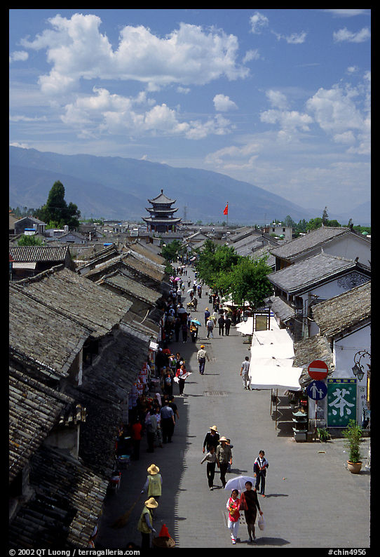 Fuxing Lu seen from the South Gate. Dali, Yunnan, China