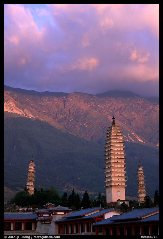 San Ta Si (Three pagodas) at sunrise with Cang Shan mountains in the background. Dali, Yunnan, China