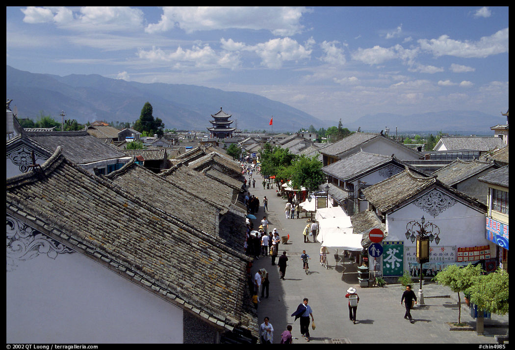 Fuxing Lu seen from the South Gate. Dali, Yunnan, China