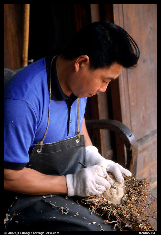 Craftman. Leshan, Sichuan, China