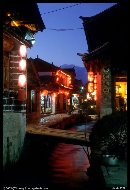 Streets, bridge, wooden houses, red lanterns and canal. Lijiang, Yunnan, China