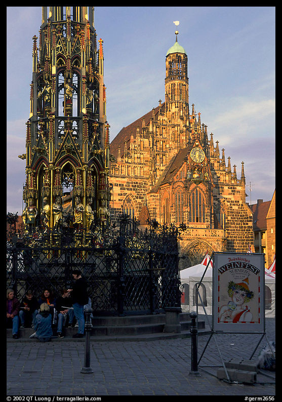 Schoner Brunnen (fountain) and Liebfrauenkirche (church of Our Lady) on Hauptmarkt. Nurnberg, Bavaria, Germany