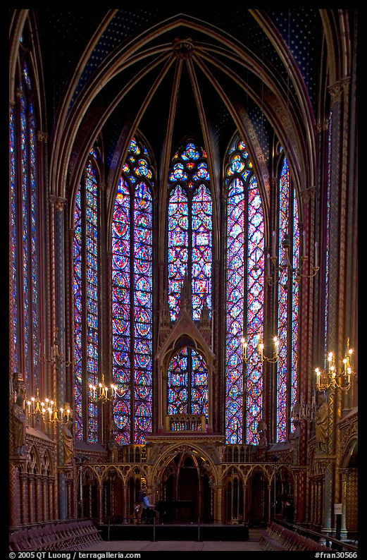 Pianist in the upper Holy Chapel. Paris, France