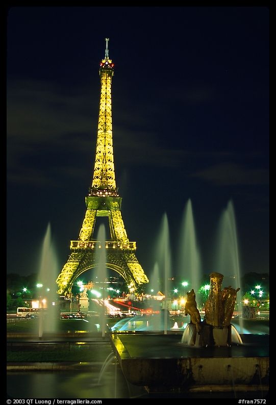 Tour Eiffel (Eiffel Tower) and Fountains on the Palais de Chaillot by night. Paris, France
