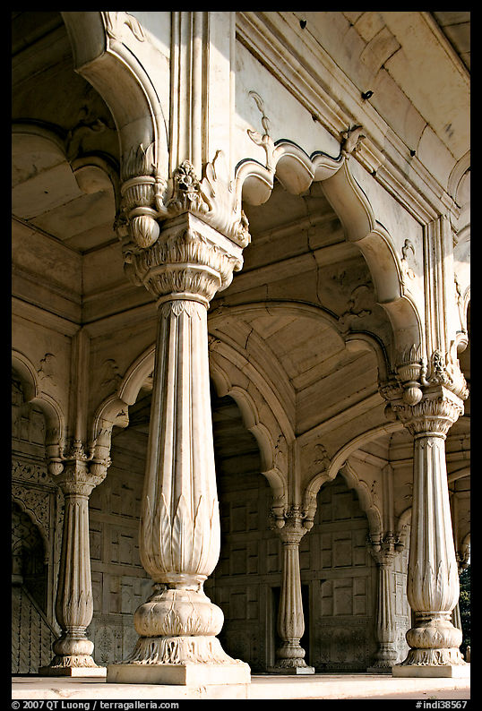 Thin columns, Khas Mahal, Red Fort. New Delhi, India