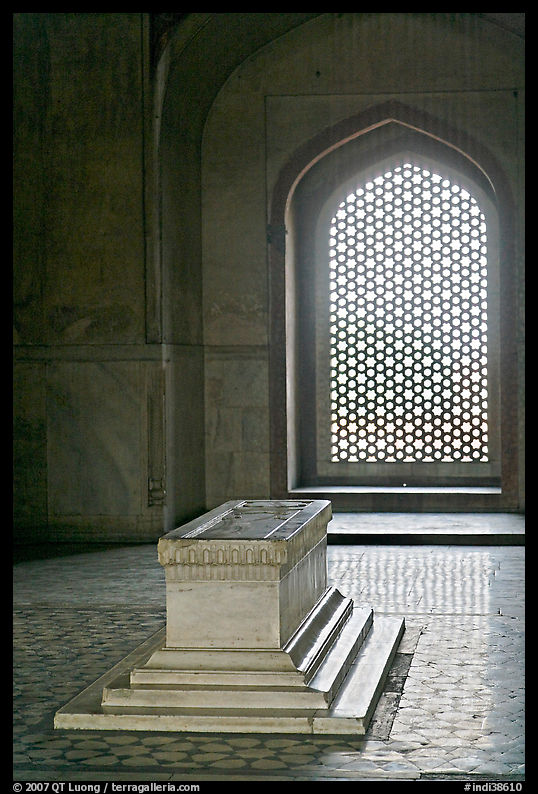 Emperor's tomb, and screened marble window, Humayun's tomb. New Delhi, India