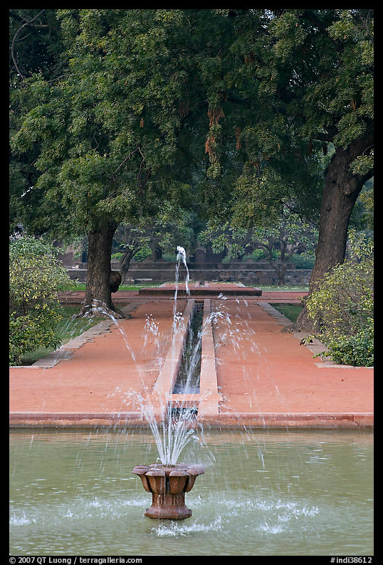 Basin and Mughal-style watercourses, Humayun's tomb. New Delhi, India