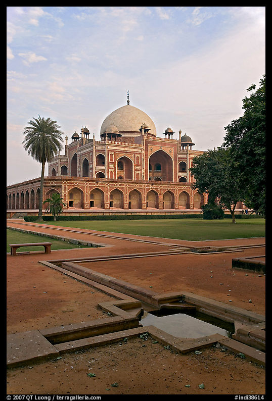 Watercourses and main memorial monument, Humayun's tomb. New Delhi, India