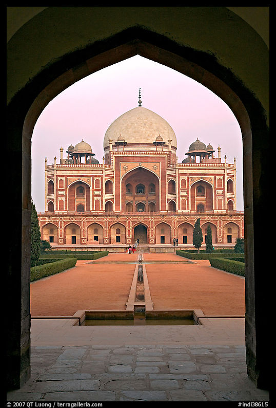 Cenotaph seen through entrance gate. New Delhi, India