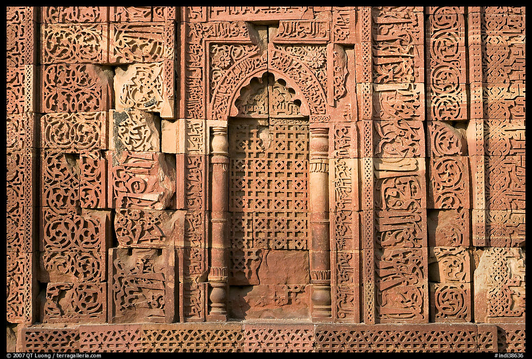Wall decor, ruined Quwwat-ul-Islam mosque, Qutb complex. New Delhi, India