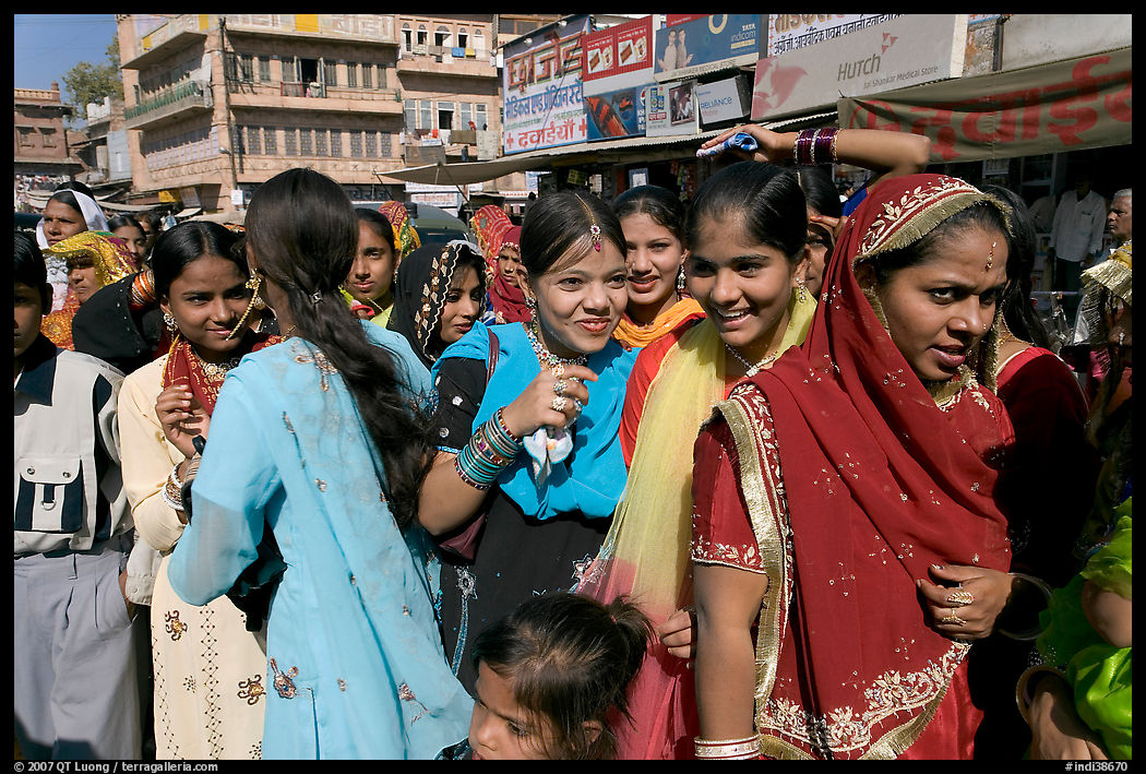 Young women during a wedding procession. Jodhpur, Rajasthan, India