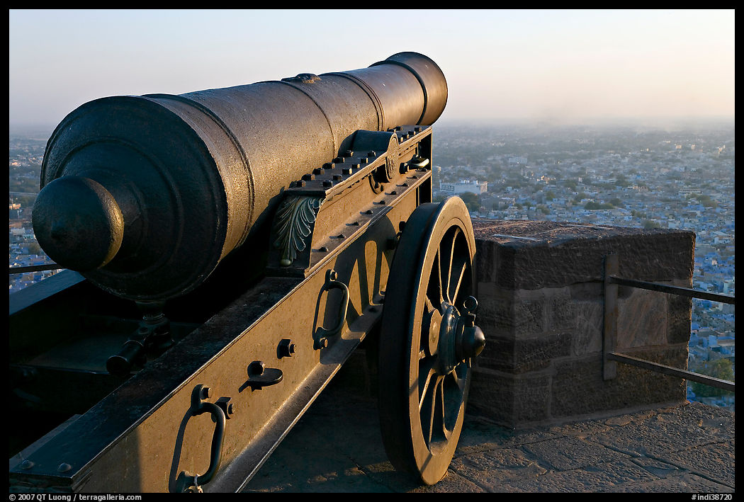 Cannon and old town, Mehrangarh Fort. Jodhpur, Rajasthan, India