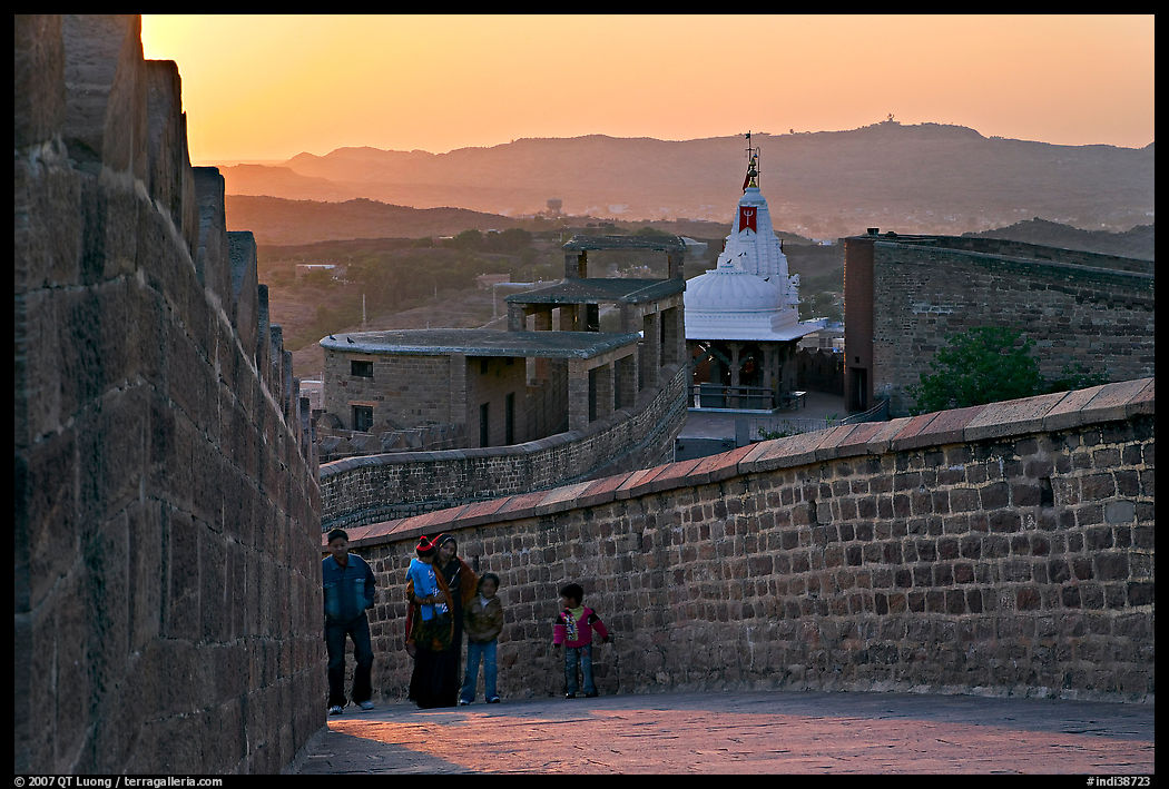 Family atop the walls of Mehrangarh Fort at sunset, Mehrangarh Fort. Jodhpur, Rajasthan, India