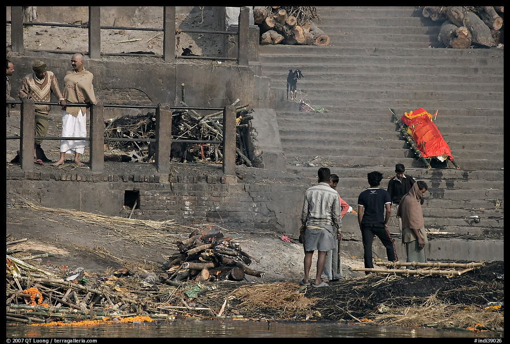 Cremation in progress, with another corpse awaiting, Manikarnika Ghat. Varanasi, Uttar Pradesh, India