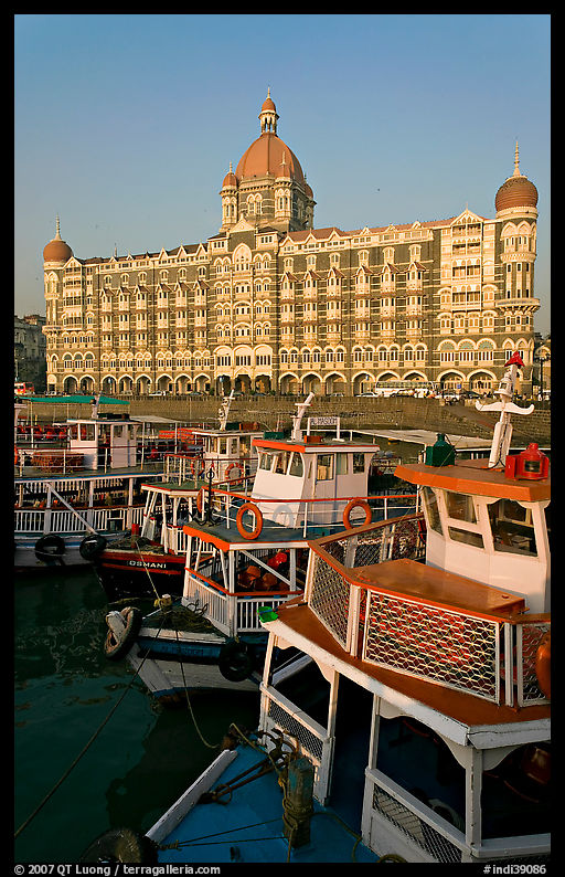 Tour boats in front of Taj Mahal Palace Hotel. Mumbai, Maharashtra, India