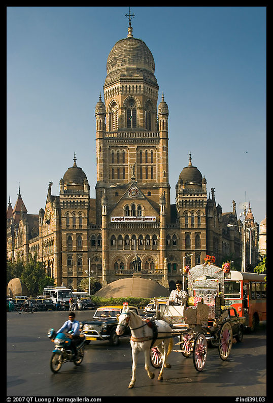 Horse carriage and colonial-area building of Bombay Municipal Corporation. Mumbai, Maharashtra, India