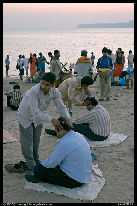 Head rub given by malish-wallah, Chowpatty Beach. Mumbai, Maharashtra, India
