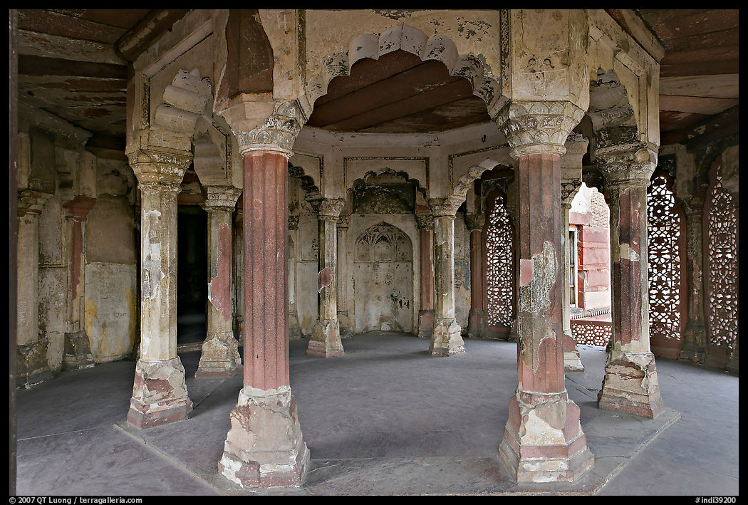 Pilars in octogonal plan inside Jehangiri Mahal, Agra Fort. Agra, Uttar Pradesh, India
