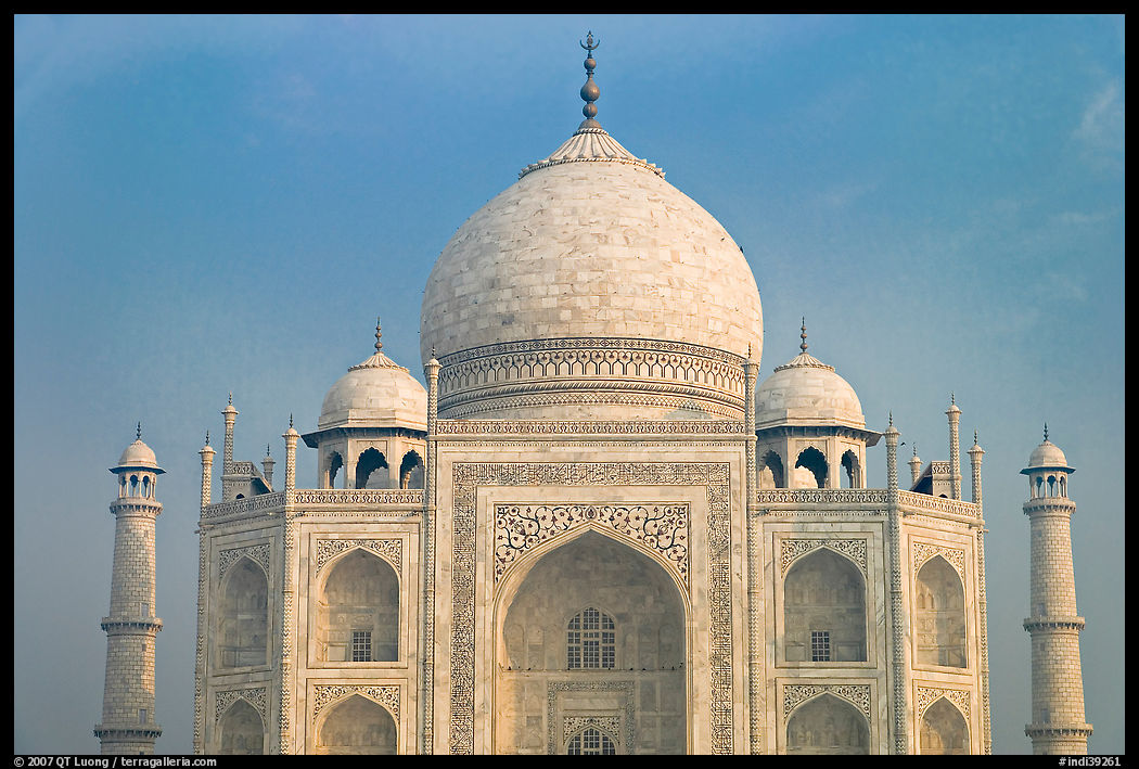 White domed marble mausoleum, Taj Mahal, early morning. Agra, Uttar Pradesh, India