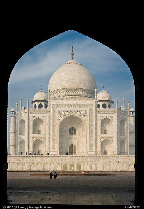 Taj Mahal framed by arch of Jawab. Agra, Uttar Pradesh, India