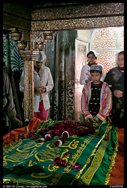 Family making offering on Shaikh Salim Chishti tomb. Fatehpur Sikri, Uttar Pradesh, India
