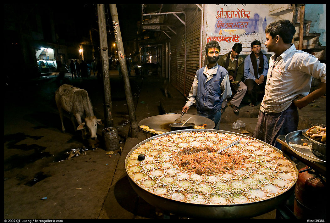 Food vendors by night. Bharatpur, Rajasthan, India