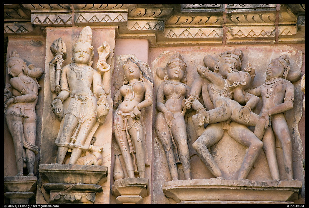 Apsaras and mithuna, Kadariya-Mahadeva temple. Khajuraho, Madhya Pradesh, India