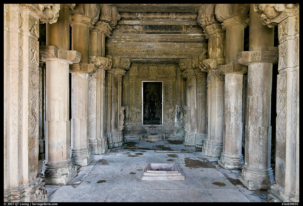Mandapa inside Kadariya-Mahadeva temple. Khajuraho, Madhya Pradesh, India