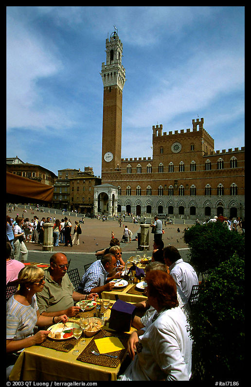 Outdoor dinning on Piazza Del Campo. Siena, Tuscany, Italy