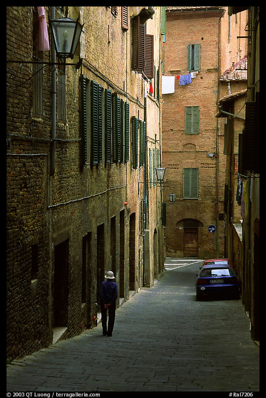 Narrow street. Siena, Tuscany, Italy