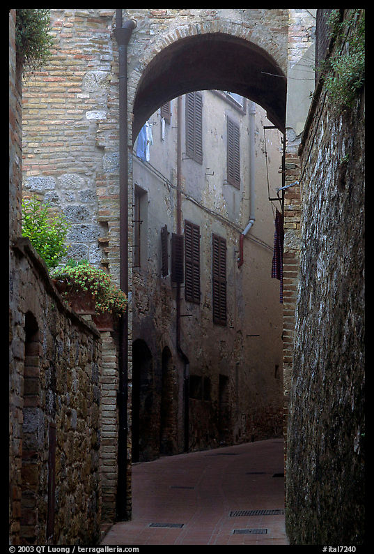 Arch and narrow street. San Gimignano, Tuscany, Italy