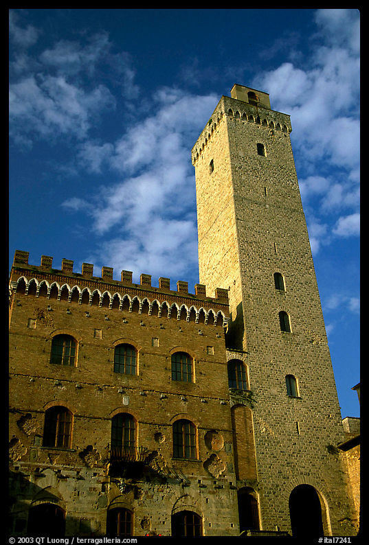 Palazzo del Popolo and Torre Grossa, early morning. San Gimignano, Tuscany, Italy