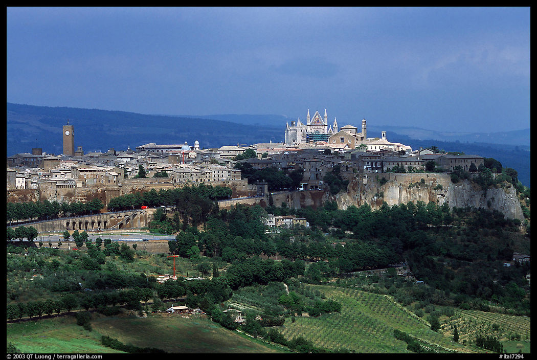 General view of the town, perched on a plateau. Orvieto, Umbria