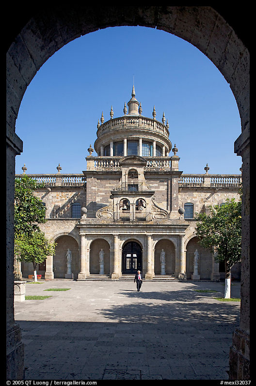 Entrance courtyard of Hospicios de Cabanas framed by an arch. Guadalajara, Jalisco, Mexico