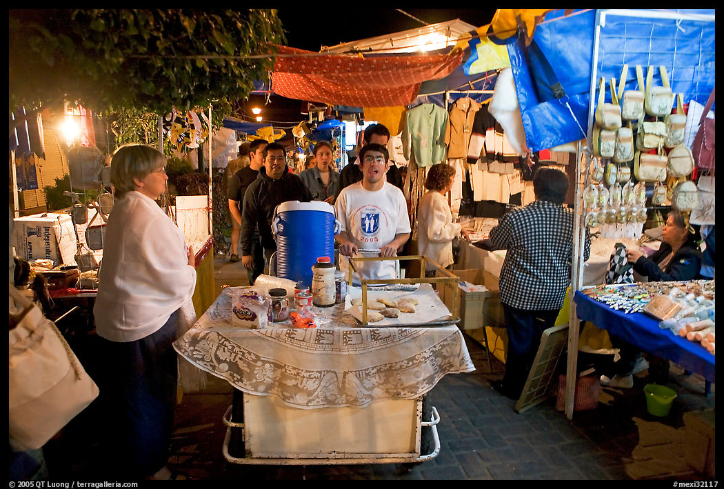 Mobile food vendor and craft night market, Tlaquepaque. Jalisco, Mexico