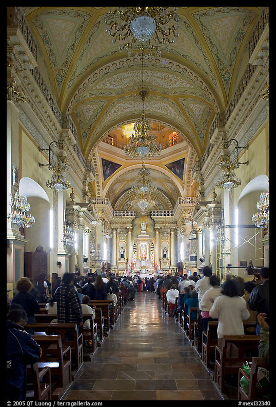 Evening mass in the Basilica de Nuestra Senora Guanajuato. Guanajuato, Mexico
