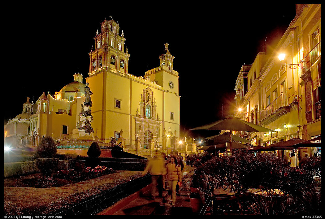 Plaza de la Paz and Basilica de Nuestra Senora de Guanajuato by night. Guanajuato, Mexico