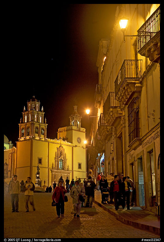 Plaza de la Paz and Basilica de Nuestra Senora de Guanajuato at night. Guanajuato, Mexico