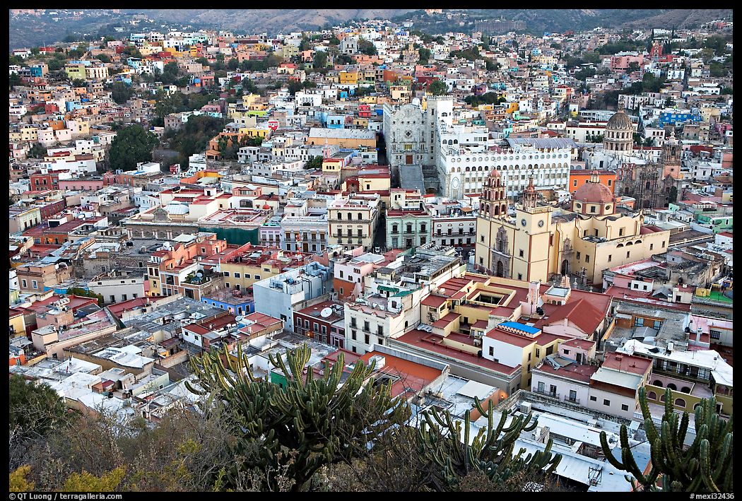 Panoramic view of the town center at dawn. Guanajuato, Mexico