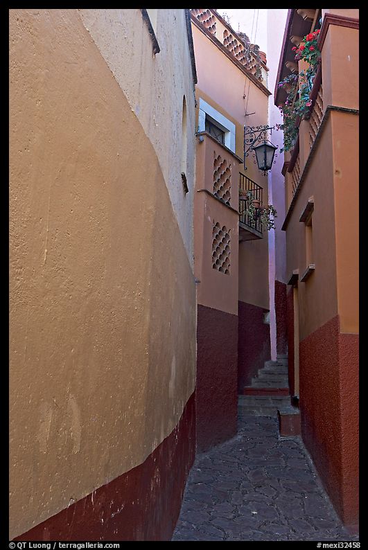 Callejon del Beso, the narrowest of the alleyways. Guanajuato, Mexico