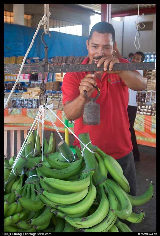 Man weighting bananas. Mexico